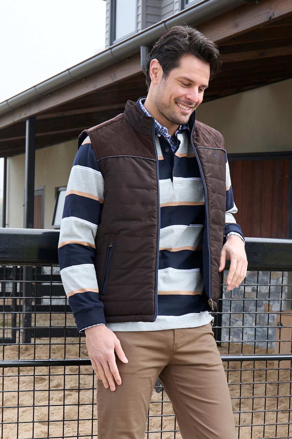 Thomas Cook Mens Nathan Reversible Vest in DarkBrown/Navy